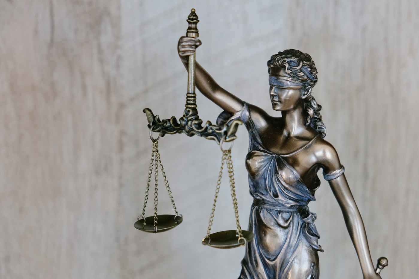 Expert witness presenting clear evidence for jury comprehension